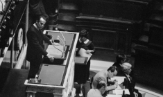 Robert Badinter, ministre de la Justice, défend l'abolition de la peine de mort, le 17 septembre 1981 à l'Assemblée nationale, à Paris ( AFP / Dominique FAGET )