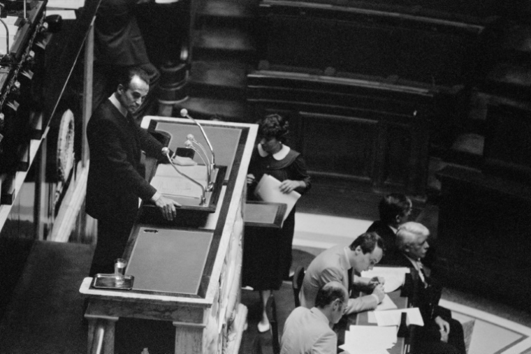 Robert Badinter, ministre de la Justice, défend l'abolition de la peine de mort, le 17 septembre 1981 à l'Assemblée nationale, à Paris ( AFP / Dominique FAGET )