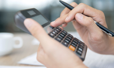 Pour corriger ou contester vos impôts, utilisez le service de télécorrection accessible sur le site des impôts, ouvert jusqu'en décembre. (© Freepik)