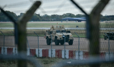 Un véhicule blindé patrouille dans la base militaire américaine RAF Fairford, dans le sud-ouest de l'Angleterre, le 28 septembre 2026 ( AFP / Ben STANSALL )