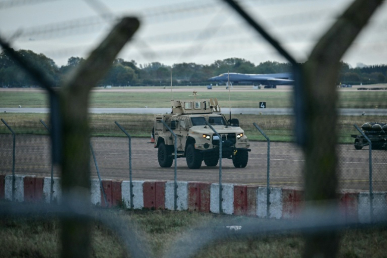Un véhicule blindé patrouille dans la base militaire américaine RAF Fairford, dans le sud-ouest de l'Angleterre, le 28 septembre 2026 ( AFP / Ben STANSALL )