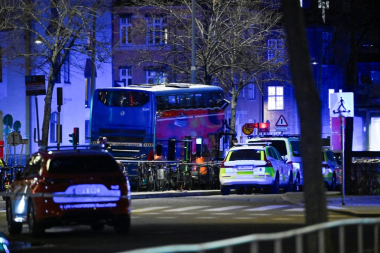 La police suédoise sur les lieux où un bus a percuté des piétons dans le quartier d'Östermalm à Stockholm, le 14 novembre 2025  ( TT News Agency / Henrik MONTGOMERY )