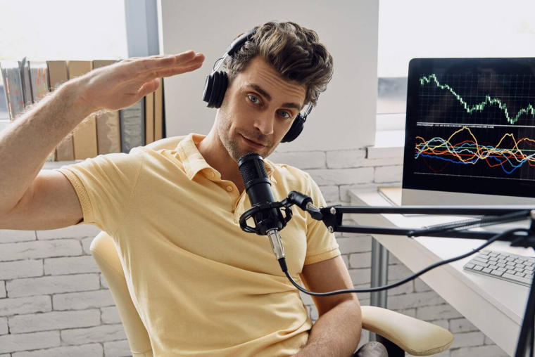 Influenceurs finance : entre promesses et pièges, qui sont vraiment les finfluenceurs ? / iStock.com - g-stockstudio