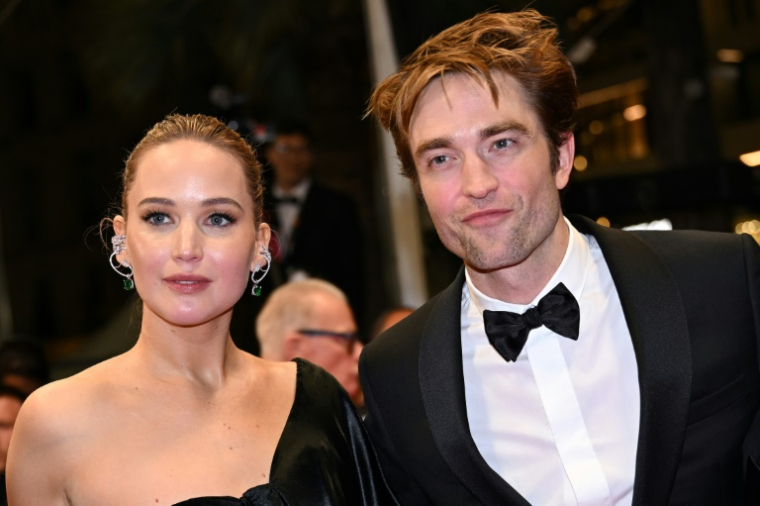 L'actrice américaine Jennifer Lawrence et le comédien britannique Robert Pattinson après la projection du film "Die, My Love" au 78e Festival de Cannes, le 17 mai 2025 ( AFP / Bertrand GUAY )