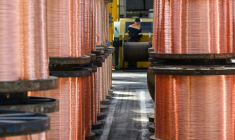 Un employé travaille près de bobines de fils de cuivre dans l'usine Nexans de Lens, dans le nord de la France, le 11 mai 2022 ( AFP / DENIS CHARLET )
