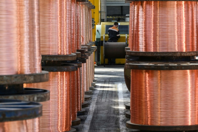 Un employé travaille près de bobines de fils de cuivre dans l'usine Nexans de Lens, dans le nord de la France, le 11 mai 2022 ( AFP / DENIS CHARLET )