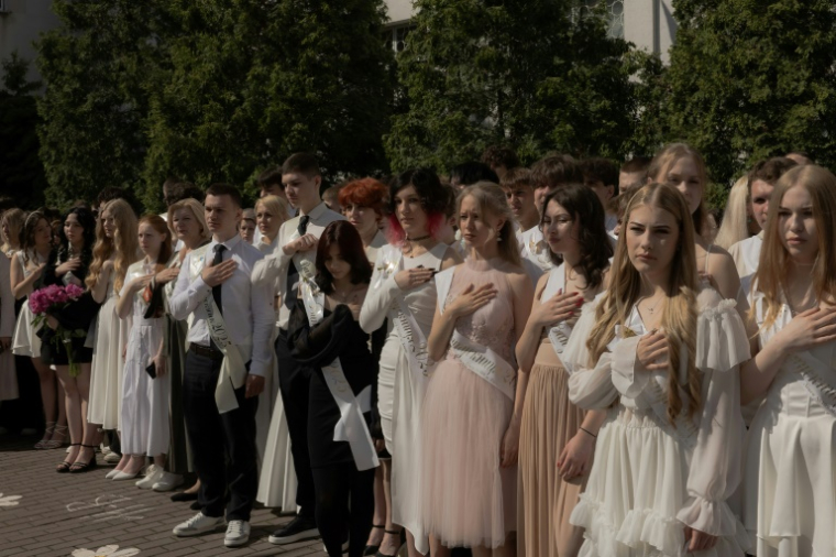 Des étudiants ukrainiens à Kiev le 30 mai 2025 ( AFP / Roman PILIPEY )