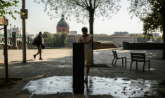Un homme devant une fontaine près de la Garonne lors d'une vague de chaleur à Toulouse, le 15 août 2025 ( AFP / Ed JONES )