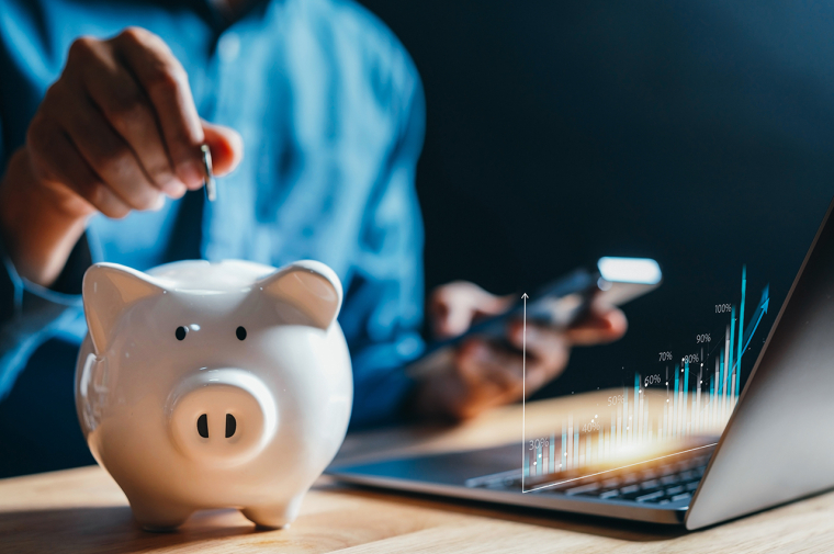 (Crédits photo : Adobe Stock - mobilité bancaire et économies)