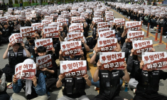 Manifestants réclamant davantage de transparence devant une usine de Samsung Electronics à  Pyeongtaek, au sud de Séoul, le 23 avril 2026 ( AFP / Jung Yeon-je )