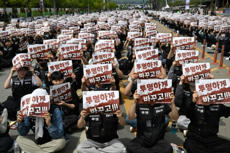 Manifestants réclamant davantage de transparence devant une usine de Samsung Electronics à  Pyeongtaek, au sud de Séoul, le 23 avril 2026 ( AFP / Jung Yeon-je )