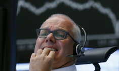 Un trader devant le tableau DAX à la bourse de Francfort
