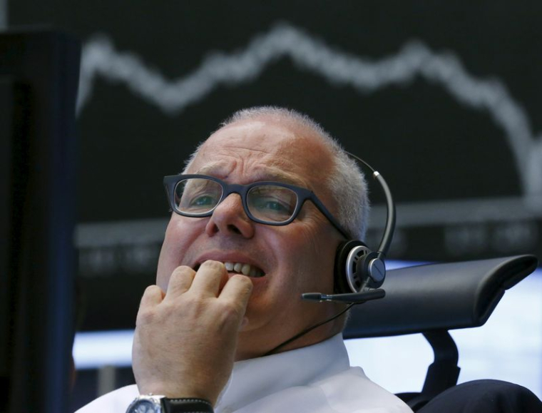 Un trader devant le tableau DAX à la bourse de Francfort