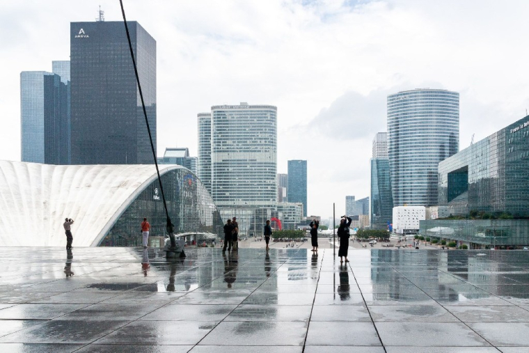Si elle ne peut pas rivaliser avec l'abondante verdure de son voisin allemand et la qualité de son air, La Défense dispose d'un large réseau de transports en commun et de constructions récentes respectant les dernières normes environnementales. (Crédits photo : Unsplash - Dimitry Anikin )