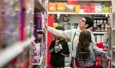 Des gens font leurs courses à Chicago, États-Unis