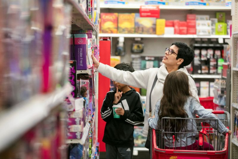 Des gens font leurs courses à Chicago, États-Unis