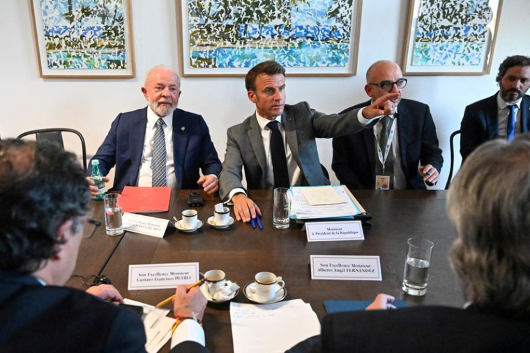 Emmanuel Macron avec Lula (à gauche)