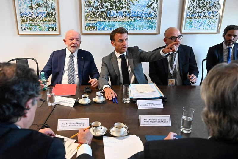 Emmanuel Macron avec Lula (à gauche)