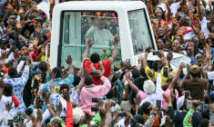Le pape Léon XIV (C) salue la foule rassemblée depuis la papamobile à son arrivée à l'aéroport de Bamenda pour célébrer la messe, le quatrième jour d'un voyage apostolique de 11 jours en Afrique, le 16 avril 2026. ( AFP / Alberto PIZZOLI )