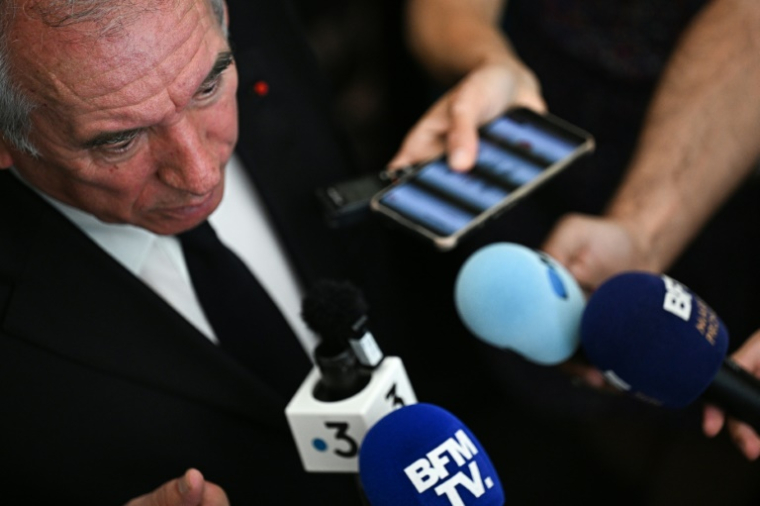 Le Premier ministre François Bayrou interrogé par la presse après le 27e congrès des maires des petites villes de France à Saint-Rémy-de-Provence, dans les Bouches-du-Rhône, le 13 juin 2025 ( AFP / GABRIEL BOUYS )