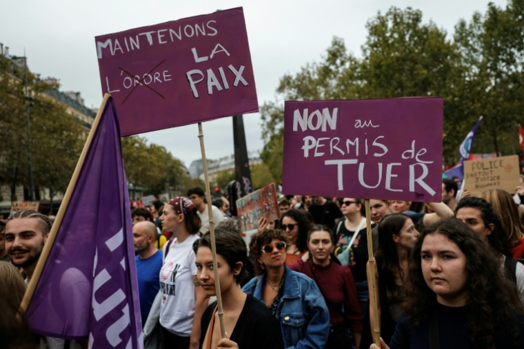 Des manifestants contre la proposition de loi sur la présomption d'usage légitime des armes par les forces de l'ordre, à Paris le 20 septembre 2026 ( AFP / GEOFFROY VAN DER HASSELT )