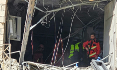 Des secouristes inspectent un immeuble endommagé par une frappe israélienne dans la banlieue de Beyrouth le 2 mars 2026 ( AFP / - )