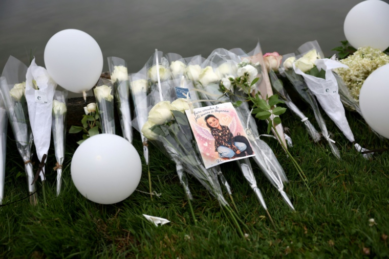 Des fleurs et des ballons en mémoire de Lyhanna, à Saint-Jean d'Angely, le 9 juin 2026 ( AFP / ROMAIN PERROCHEAU )