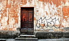 Lorsqu'une façade d'immeuble est dégradée suite à une manifestation, qui est responsable des réparations ? ( Crédits : Pixabay MabelAmber)