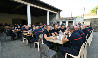 Les sapeurs-pompiers venus en renfort dans l'Aude lors d'un repas organisé en leur honneur à Talairan, dans l'Aude, le 8 août 2025 ( AFP / Bertrand GUAY )