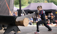 Hache à la main, les femmes s'attaquent au bûcheronnage sportif