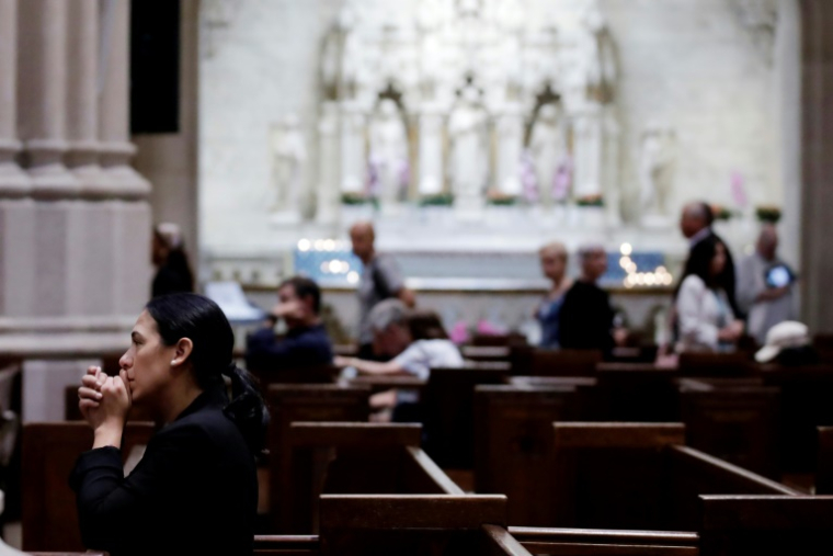 Des catholiques dans la cathédrale Saint Patrick de New York, le jour de l'élection du nouveau pape Léon XIV, le 8 mai 2025 ( AFP / Leonardo Munoz )