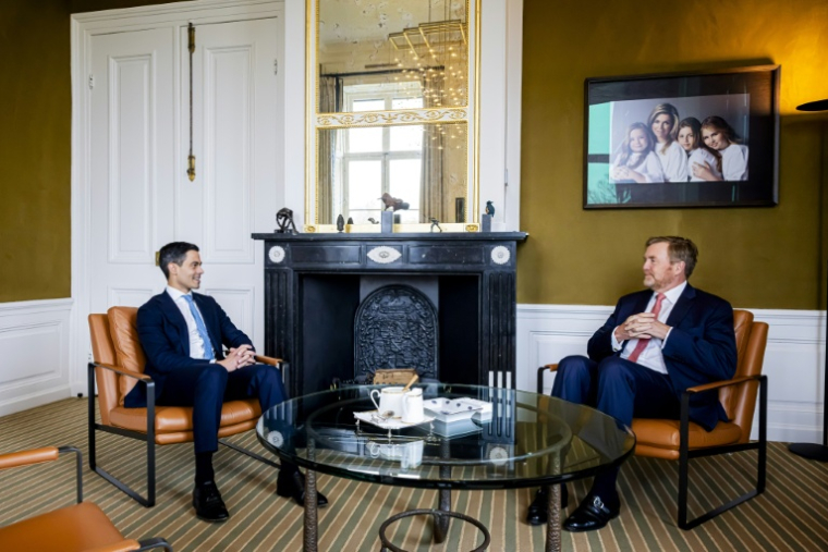 Le roi des Pays-Bas Willem-Alexander, à droite, reçoit Rob Jetten, à gauhe, au palais à La Haye, aux Pays-Bas, le 21 février 2026 ( ANP / patrick van katwijk )