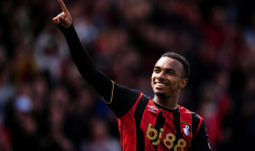 Éli Junior Kroupi rejoint un record de précocité en Premier League