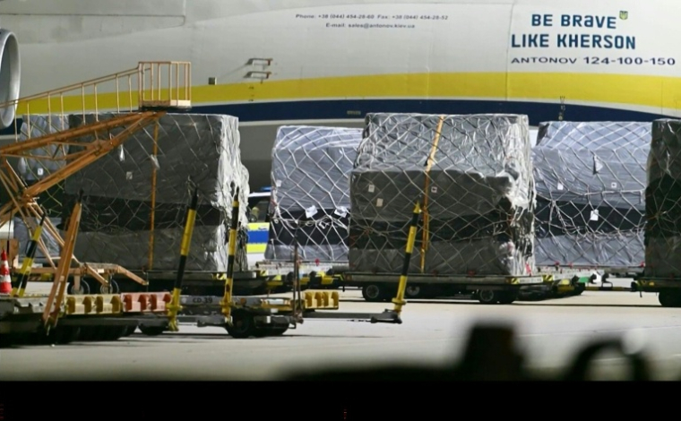 Des palettes de fret à proximité d'un Antonov ukrainien, à l'aéroport allemand de Leipzig-Halle, le 5 août 2026 (extrait d'une vidéo de News5) ( NEWS5 / - )