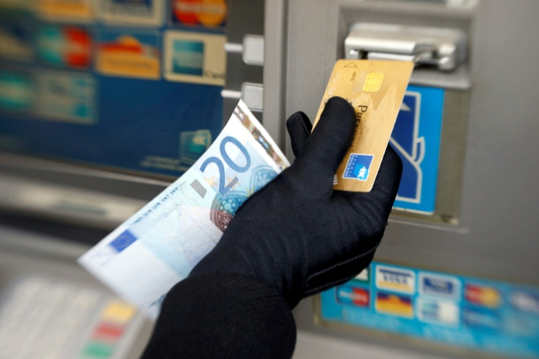 Arrêts maladie, chômage, temps partiel, licenciement ou difficultés à évoluer dans sa carrière peuvent entraîner une baisse des revenus et, à terme, des droits à la retraite ( AFP / VALERY HACHE )
