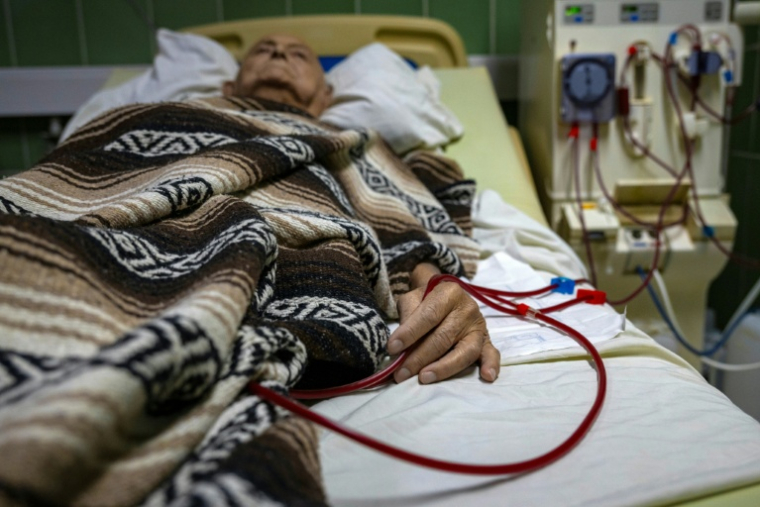 Un patient souffrant d'insuffisance rénale reçoit un traitement de dialyse à l'hpoital Hermanos Ameijeiras de La Havane, le 2 juillet 2026 ( AFP / YAMIL LAGE )