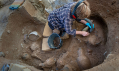DÉCOUVERTE D'UNE TOMBE ÉTRUSQUE EN CORSE