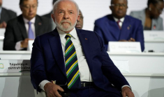Le président brésilien Luiz Inacio Lula Da Silva écoute la séance de clôture du sommet du nouveau pacte financier mondial, à Paris