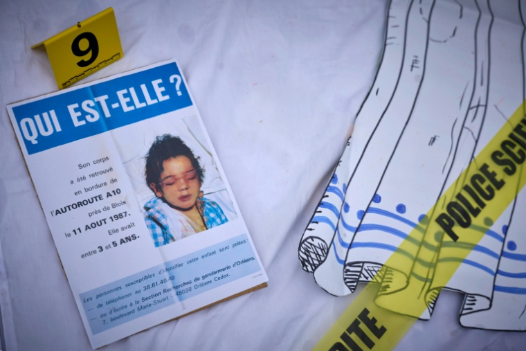 Une reconstitution de scène de crime avec une photo d'Inass Touloub, afin de dénoncer l'absence de procès après sa mort, réalisée par l'association "Mouv Enfants", à Blois, le 24 juillet 2025 ( AFP / Guillaume SOUVANT )