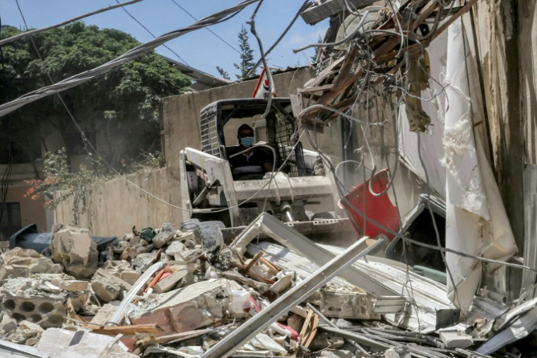 Un engin de chantier au milieu des décombres d'un bâtiment détruit par une frappe israélienne, le 16 juin 2026, à Deïr Qanoun en Nahr au Liban ( AFP / MAHMOUD ZAYYAT )
