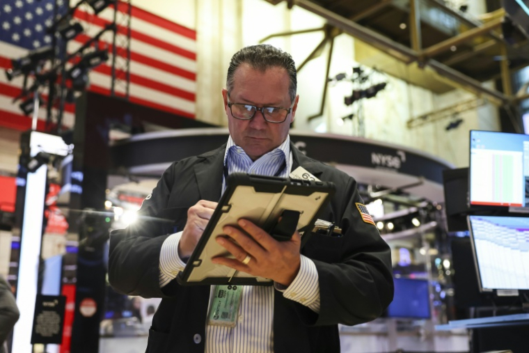 Un opérateur à la Bourse de New York le 11 mai 2026 ( AFP / ANGELA WEISS )