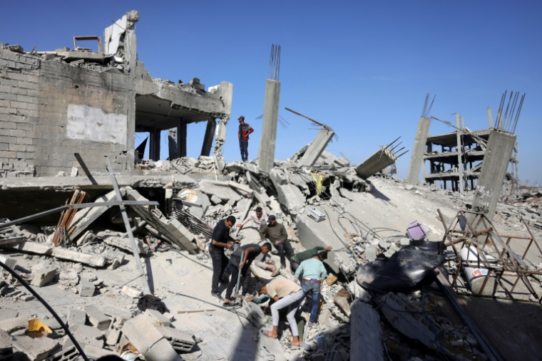 Des Palestiniens fouillent les décombres d'une maison viséed par une frappe à Jabalia, dans le nord de la bande de Gaza, le 16 mai 2025 ( AFP / BASHAR TALEB )
