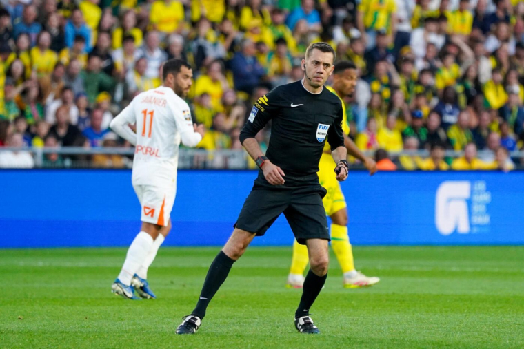 Clément Turpin applique une nouvelle règle lors de la Coupe du monde des clubs