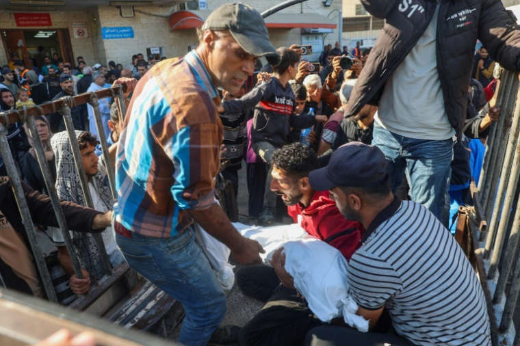 Des membres de la famille pleurent alors qu'ils portent les corps de leurs enfants tués dans un bombardement israélien sur le village d'al-Zawaydeh dans le centre de la bande de Gaza, le 29 octobre 2024 ( AFP / Eyad BABA )