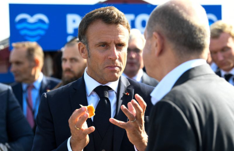 Olaf Scholz et Emmanuel Macron lors d'une réunion gouvernementale à Hambourg