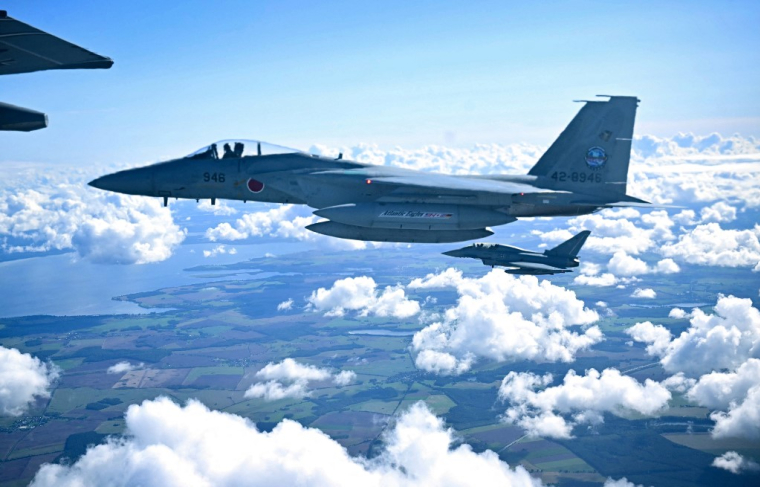 Des F-15 japonais dans le ciel allemand, le 23 septembre 2025. ( AFP / TOBIAS SCHWARZ )