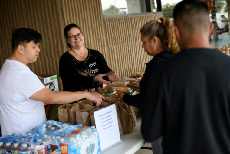 Des habitants reçoivent une aide alimentaire de la part d'un restaurant de Houston, au Texas, le 1er novembre 2025 ( AFP / Mark Felix )