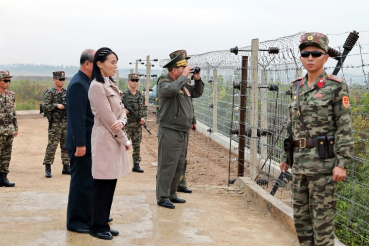La puissante soeur du dirigeant nord-coréen Kim Jong Un, Kim Yo Jong, inspecte les fortifications le long de la frontière avec la Corée du Sud, le 20 octobre 2026 ( KCNA VIA KNS / STR )