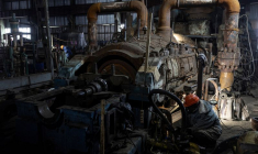 Des employés travaillent dans une centrale thermique endommagée par des frappes de missiles russes, en Ukraine