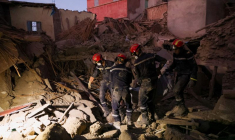 Des secouristes sur les décombres à Amizmiz